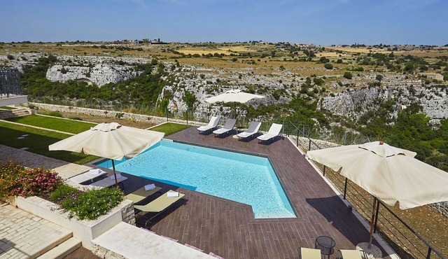 Beautiful private villa for 16 people with WIFI, hot tub, A/C, private pool, TV and patio