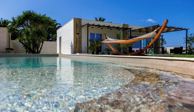 Beautiful private villa for 6 people with WIFI, A/C, private pool, TV, patio and pets allowed