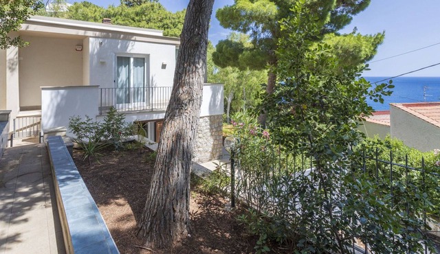 Beautiful private villa for 6 people with A/C, WIFI, TV, patio and parking