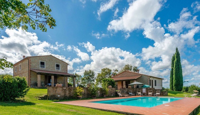 Beautiful private villa with private pool, WIFI, TV, terrace, pets allowed, panoramic view, parking