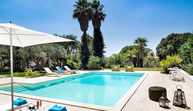 Beautiful private villa for 10 people with WIFI, private pool, A/C, TV and patio