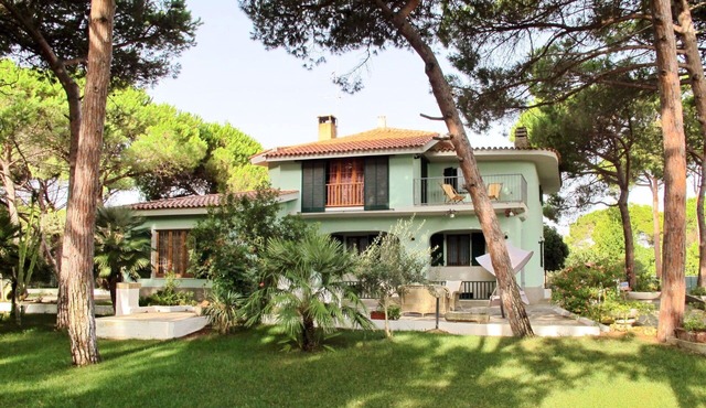 Beautiful private villa for 10 guests with A/C, TV, terrace and pets allowed