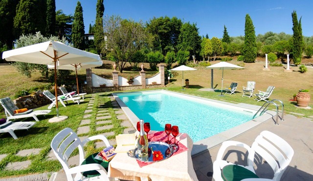 Beautiful private villa for 10 guests with private pool, WIFI, A/C, TV and pets allowed
