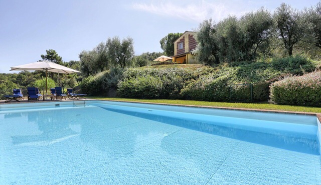 Beautiful private villa with private pool, WIFI, A/C, TV and panoramic view, close to Lucca