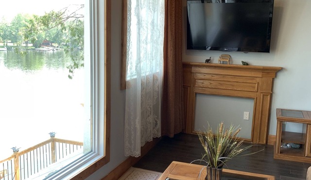 Beautiful Private Waterfront Cozy Cottage with private dock and fall colour view