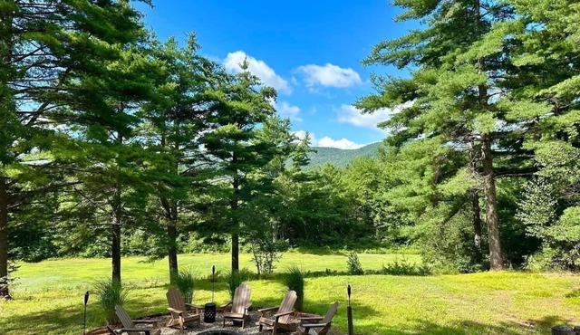 Beautiful property with Mountain View & privacy. Near trails, eateries & more!