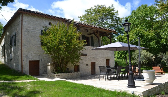 Beautiful Quercy house with swimming pool and large garden, 5mn from Montcuq