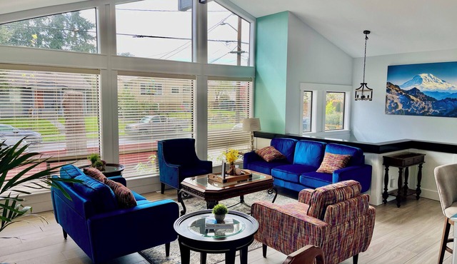 Beautiful relaxing home 4BR/3BA -AC-near Light Rail