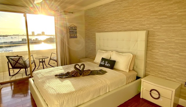 Beautiful remodeled waterfront apartment with pool & free parking. 5min to beach