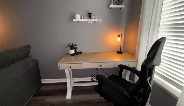 BEAUTIFUL REMODELED 2 BEDROOM TOWNHOUSE WITH Wifi Self Check in and Smart Tvs