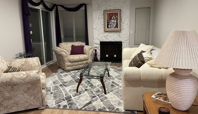 Beautiful Remodeled West Los Angeles condo - Brentwood adjacent.