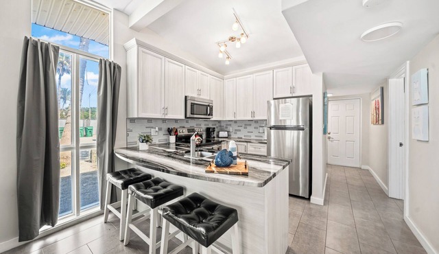 Beautiful Riverfront Villa W/Private Beach Access, Fire Pit, & BBQ Grills 🩴🌊