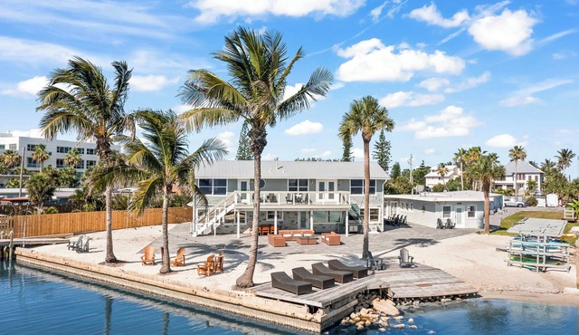 Beautiful Riverfront Resort W/Steps from Private Beach Access & Perfect Setting for Events