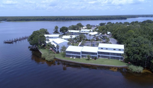 Beautiful Riverfront Getaway