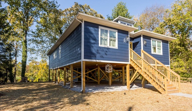 Beautiful Riverfront Retreats | Sleeps 24 w/Hot Tubs, Firepits & Scenic Views