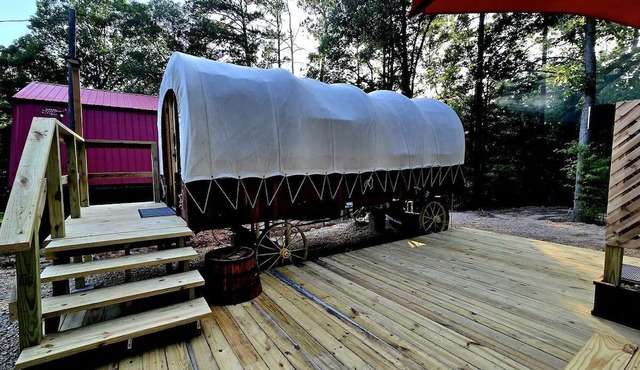 Beautiful Rustic Wagon with Modern Interior and Outdoor Hot Tub for a Unique Romantic Getaway near Lake O' the Pines, Texas