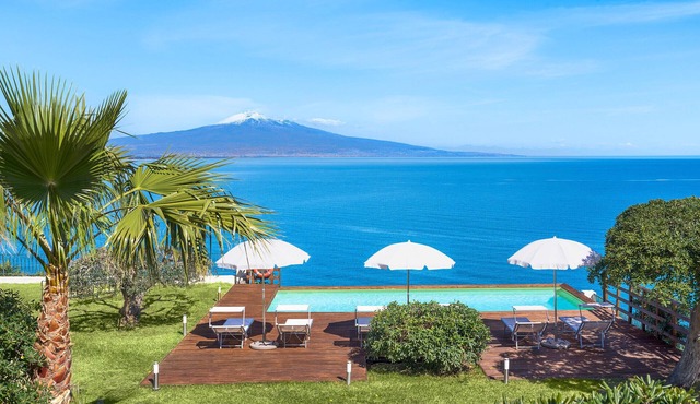 Beautiful sea-front villa with pool
