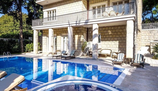 Beautiful seafront luxury villa, Quiet Area, Close to Center, Luxury Services