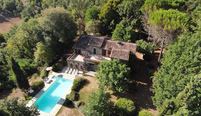 Beautiful secluded Umbrian Farmhouse with Pool, mature gardens and grounds