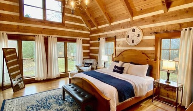 Beautiful, Secluded Luxury Cabin with relaxing hot tub.