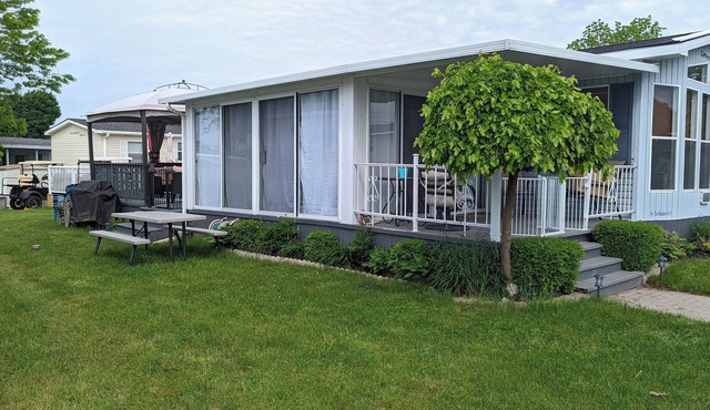 Beautiful, spacious 3 bedroom updated cottage sleeps 8 with A/C and fire place
