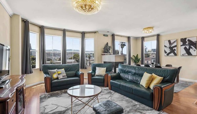 Beautiful Spacious 4BR House in Silver Terrace w/ Secured Parking Near SFO & Downtown San Francisco