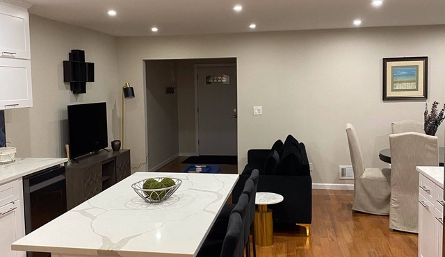Beautiful Spacious - 2 bedroom, Main Floor Apartment, Backyard and Free Parking