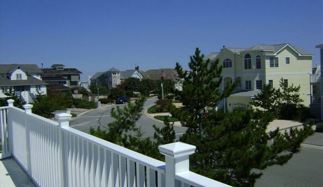 Beautiful, Spacious 4BR,Steps to the Beach,Pool & State Park