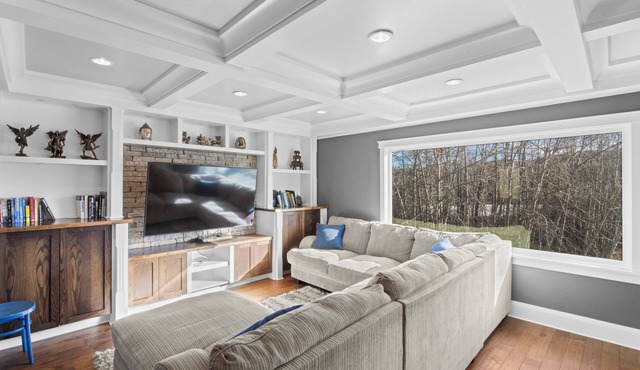 Beautiful Spacious 6 Bedroom Acreage
