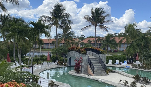 Beautiful, spacious and bright condo, volcano view