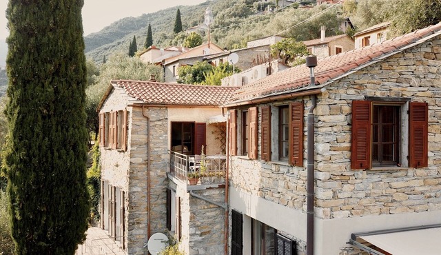Beautiful, spacious apartment in a natural stone house with sea view in Val Prino.