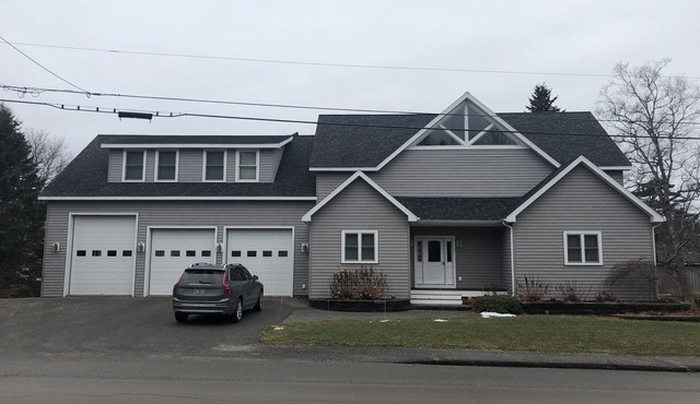 Beautiful spacious family home, close to town, golf course, & shopping