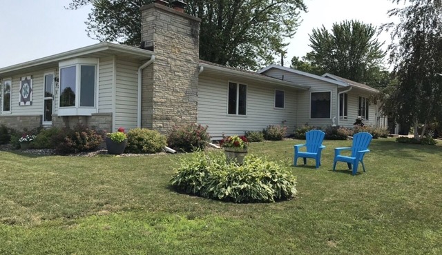 Beautiful spacious house with spectacular views of Lake Pepin