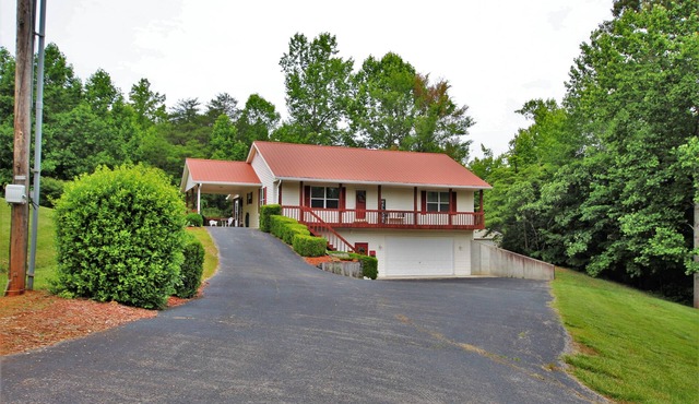 Beautiful, Spacious Home in Wooded Resort Area