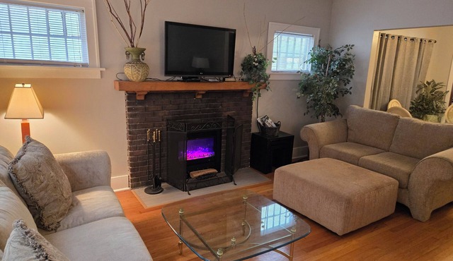 Beautiful Spacious Home - Near Charles Schwab Field- CWS, CHI Arena, Downtown