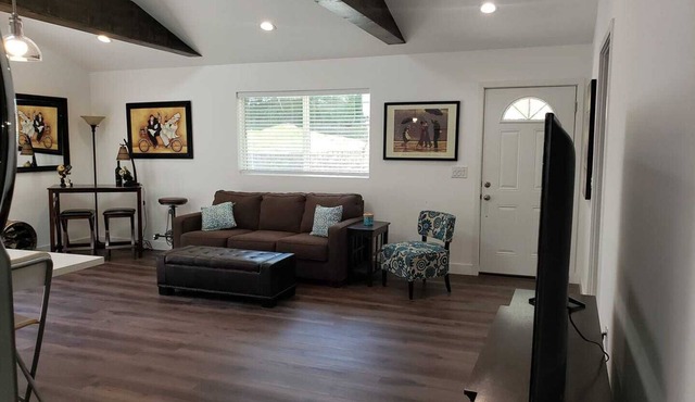 BEAUTIFUL SPACIOUS HOUSE W/HIGH CEILINGS, PATIOS & POOL