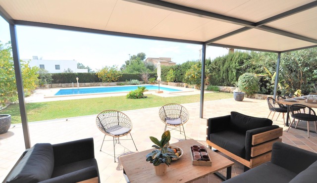 Beautiful spacious vacation home for families with a big swimming pool, garden and games room. - Free Wifi