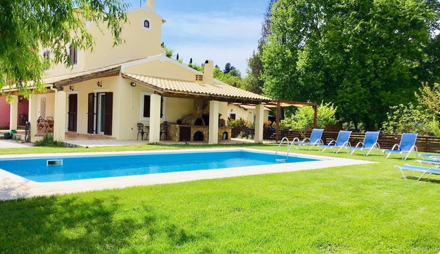 Beautiful Spacious Villa, Heated Private Pool Near to great beaches & Corfu Town
