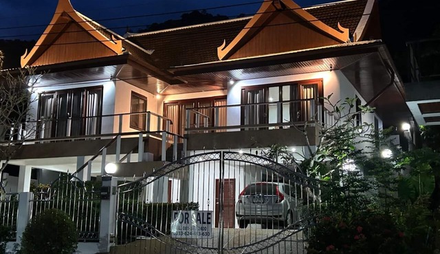 Beautiful spacious villa with pool close to the sea and town