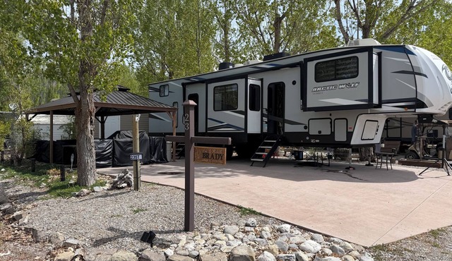 Beautiful Star Valley RV campground 5th wheel with pool, golf, & private gazebo