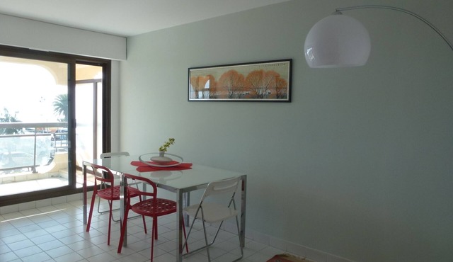 Beautiful studio cabin in Frejus facing the sea