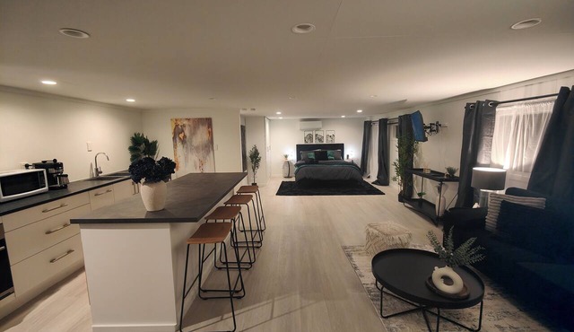 Beautiful Studio w/Parking | Near CBD & Port Hills