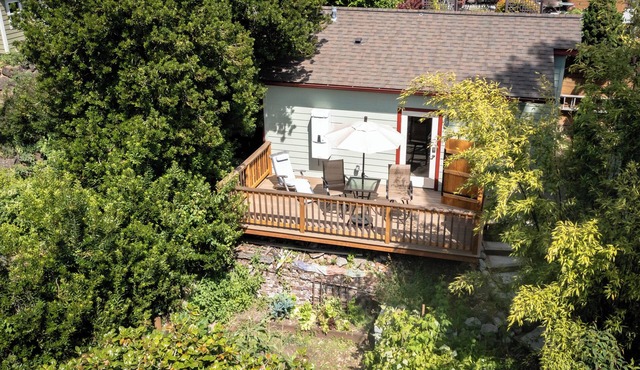 Beautiful studio with private deck & parking