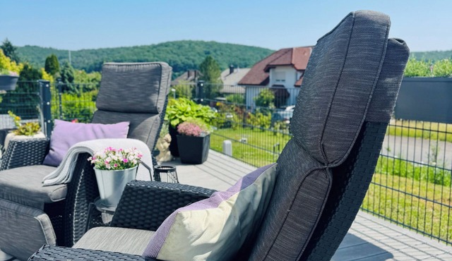 Beautiful, sun-drenched vacation apartment on the Dünsberg - surrounded by greenery