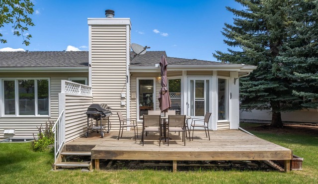 Beautiful sunny 3 bds 3 bath backyard and BBQ