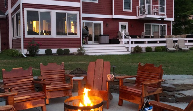 Beautiful sunrises! Custom home on the lake in a protected cove with a hot tub!