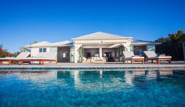 BEAUTIFUL SUNSET OCEANFRONT VILLA WITH INFINITY POOL