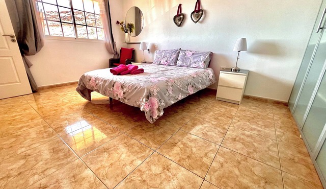Beautiful three bedroom apartment with shared swimming pool and WIFI