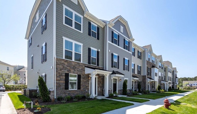 Beautiful Three Bedroom Townhome w/Nice Amenities