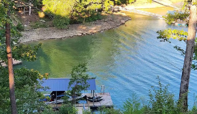 Beautiful tiny home on gorgeous Smith Lake.